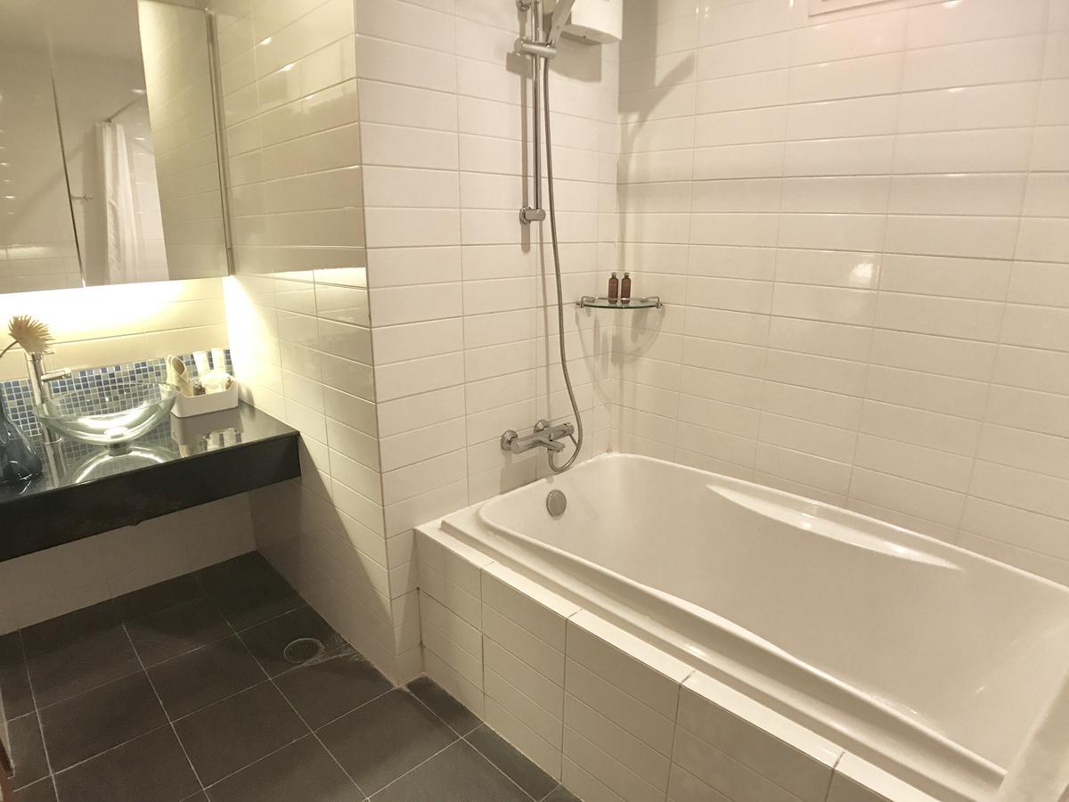 Patio Luxury Suites Bangkok Ngoại thất bức ảnh