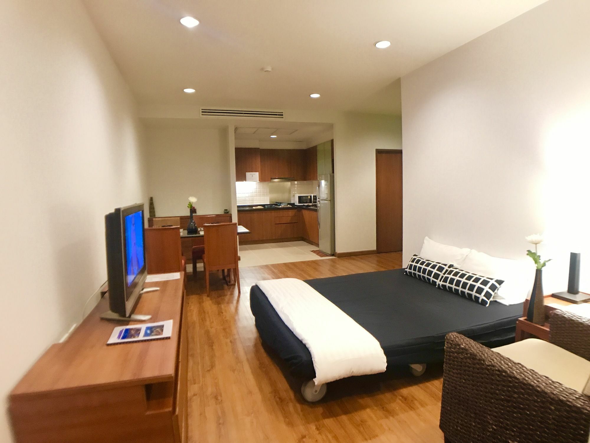 Patio Luxury Suites Bangkok Ngoại thất bức ảnh