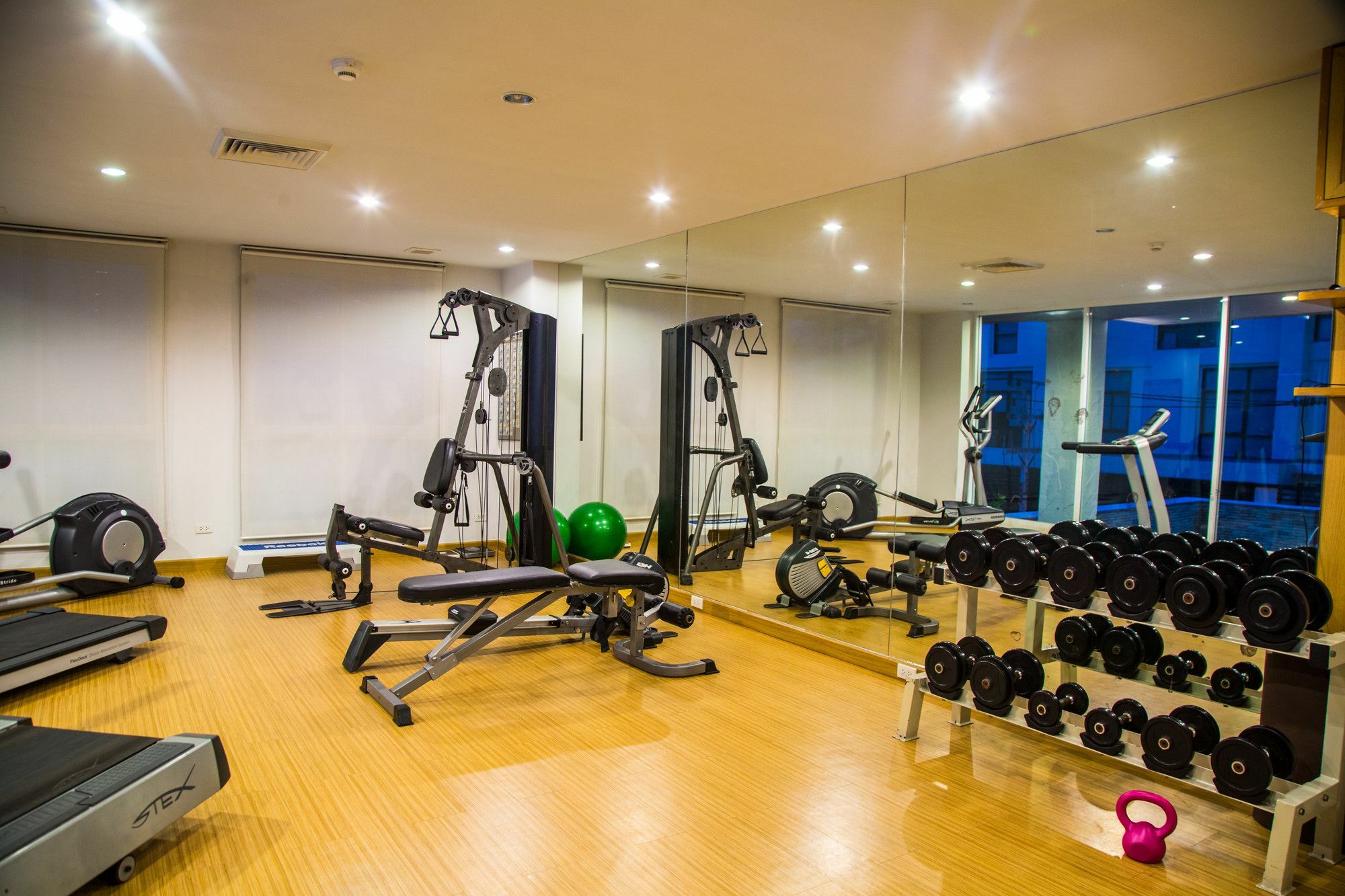 Patio Luxury Suites Bangkok Ngoại thất bức ảnh
