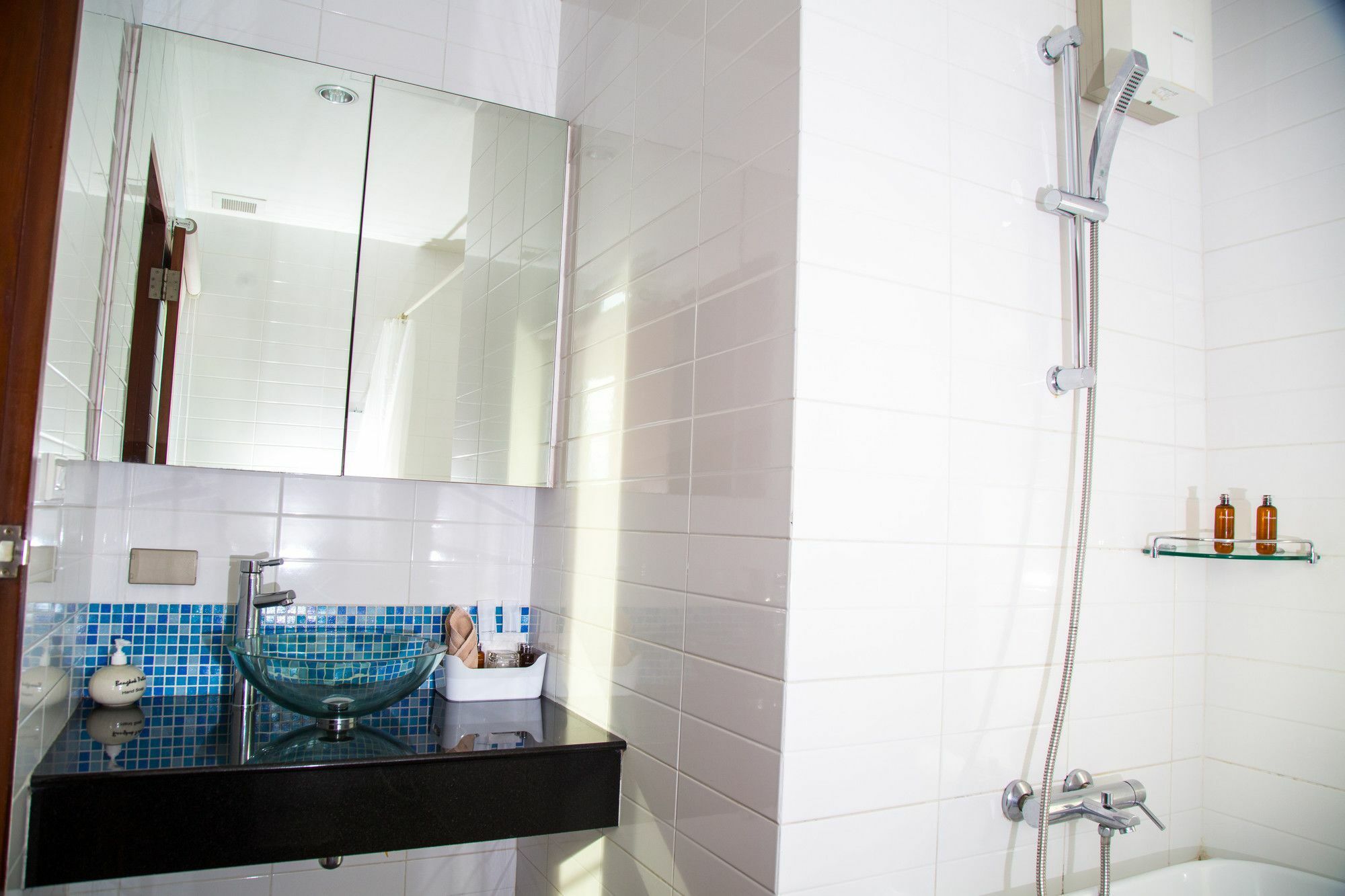 Patio Luxury Suites Bangkok Ngoại thất bức ảnh