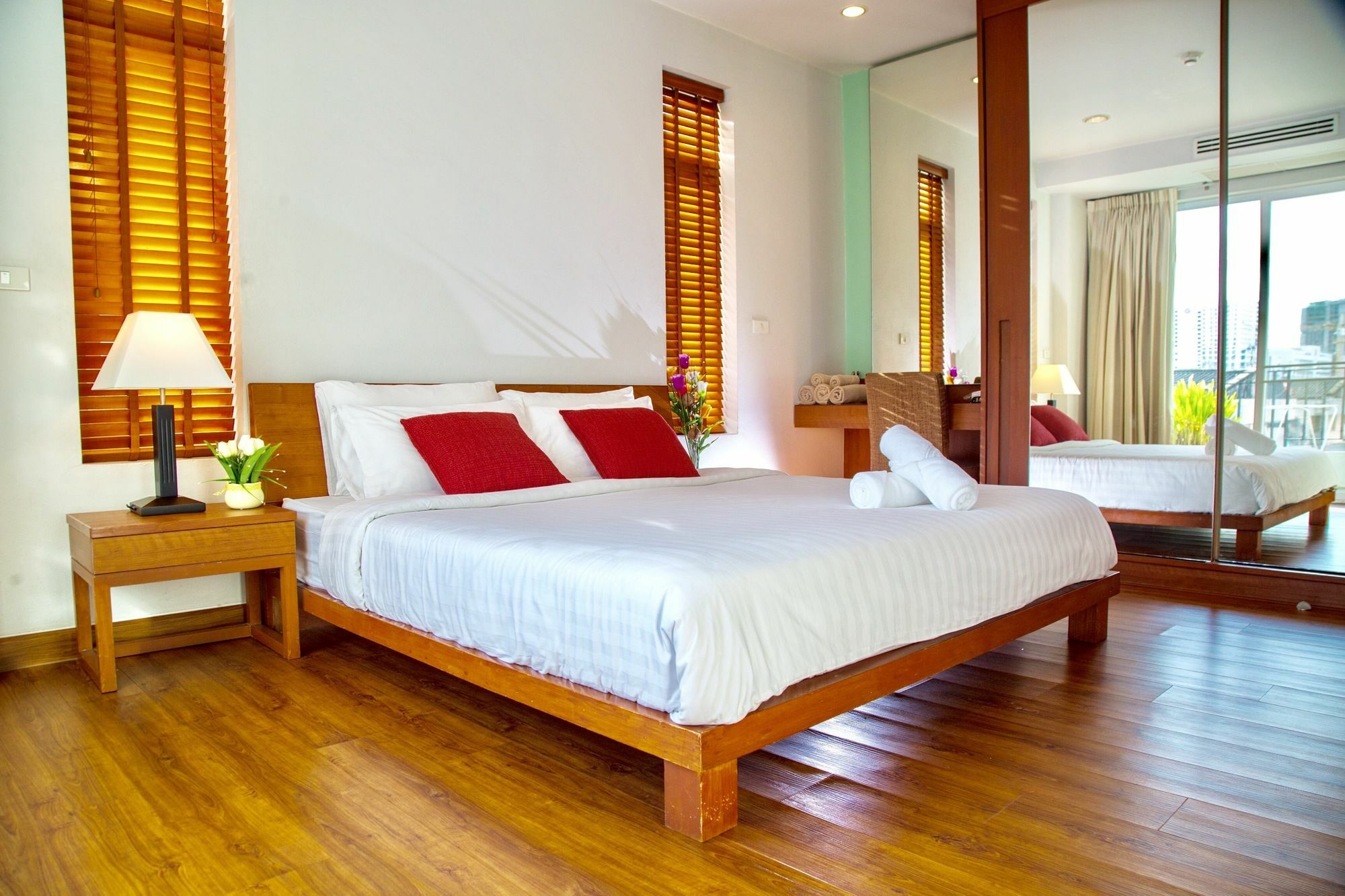 Patio Luxury Suites Bangkok Ngoại thất bức ảnh