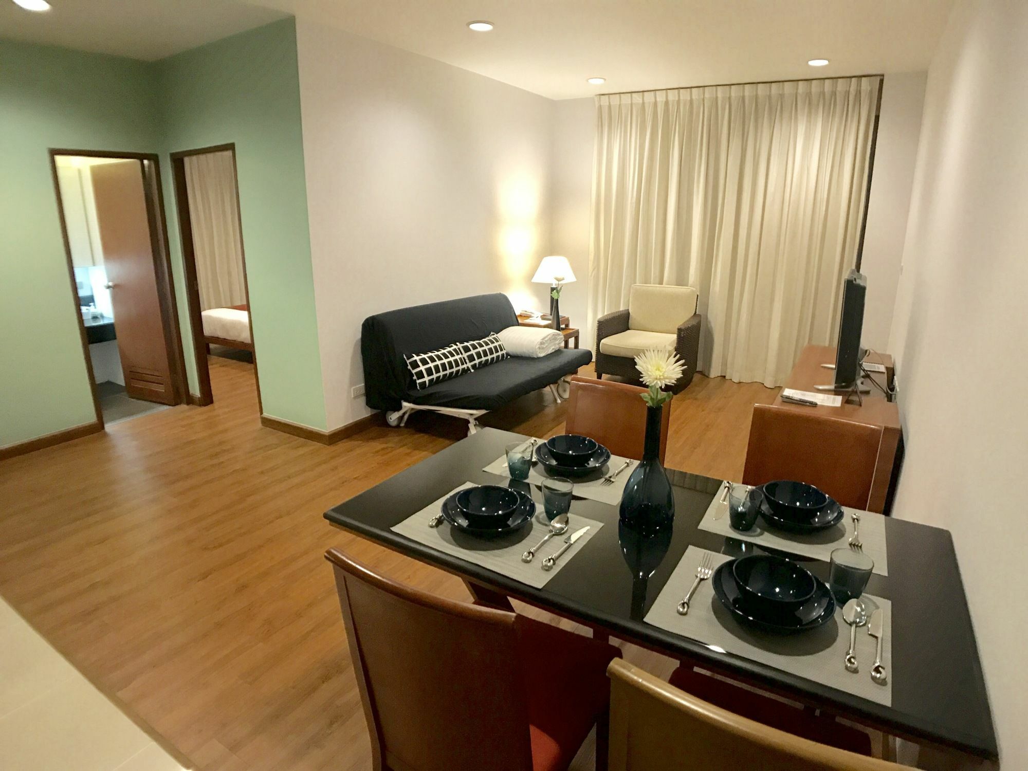 Patio Luxury Suites Bangkok Ngoại thất bức ảnh