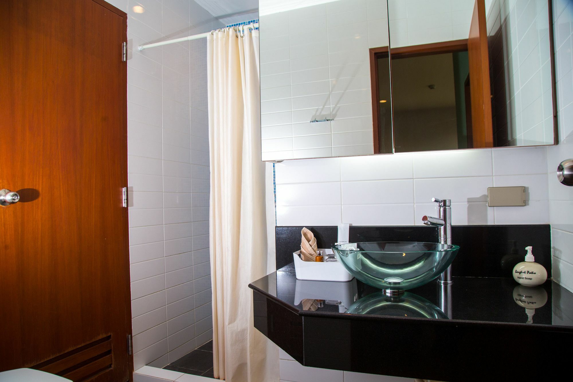 Patio Luxury Suites Bangkok Ngoại thất bức ảnh